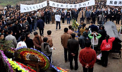 安徽的哥舍身救学童 倾城悲痛送英雄(组图)