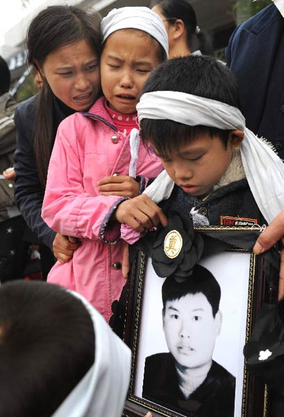 安徽的哥舍身救学童 倾城悲痛送英雄(组图)