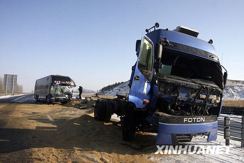 黑龙江依兰交通事故共造成8死29伤