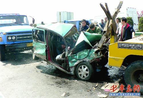高速路四车追尾挤扁出租车 两车拔河救的哥