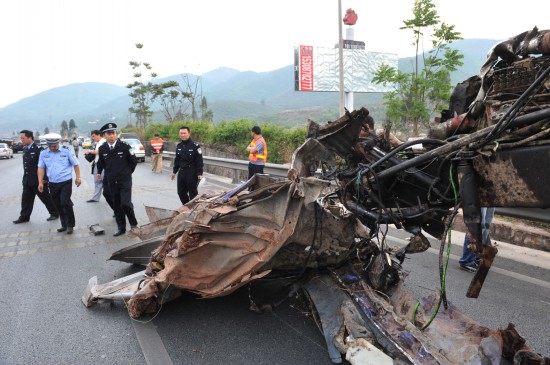 直击云南翻车事故现场：客车车顶和车身分离
