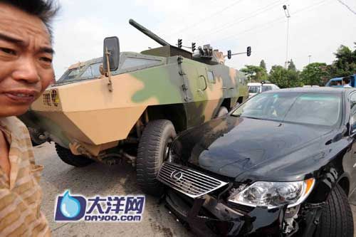 装甲车在107国道路口与价值百万轿车相撞(图)
