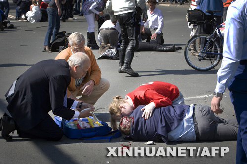 荷兰女王日活动现场汽车撞向人群致4死13伤(图)