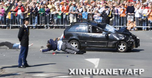 荷兰女王日活动现场汽车撞向人群致4死13伤(图)