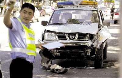 城管执法车追尾后逆行数百米撞伤行人(图)