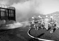 车祸现场,消防人员紧急灭火 记者张广玉/摄