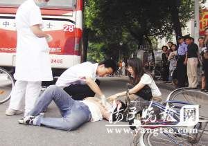 女子被撞倒在地 手臂遭公交车轧过无大碍(图)