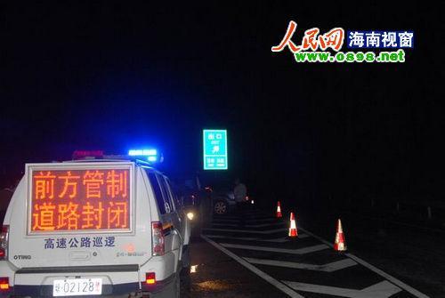 海南东线高速公路发生山体滑坡致交通中断(图)