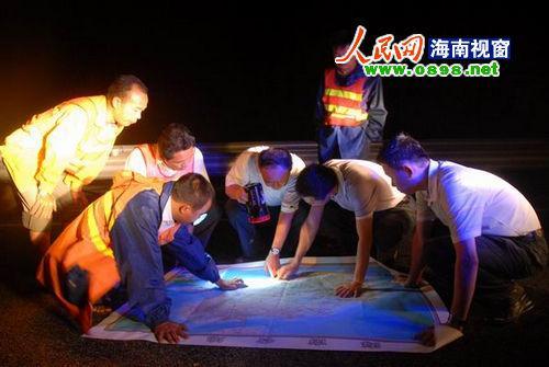 海南东线高速公路发生山体滑坡致交通中断(图)