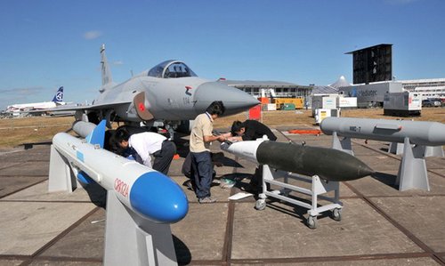 解析2010珠海航展三大亮点 枭龙翱翔蓝天(图)