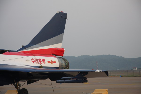 八一飞行表演队“穿衣服的歼十”。刘峰 摄影