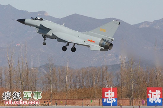 图为歼十起飞。摄影:刘峰