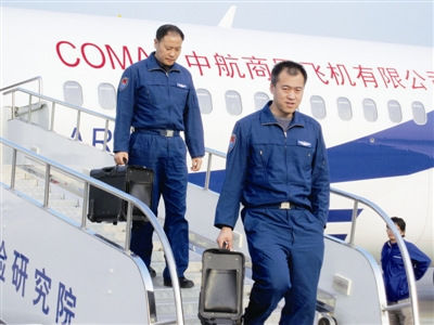 国产4架ARJ21-700试验机同时同场进行试飞