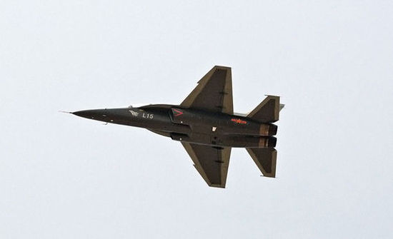 国产06架L15高教机抵珠海 采用铁灰色新式涂装。