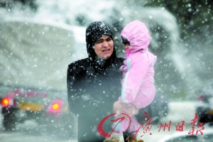 恨雪 16日,在阿尔及利亚,一名妇女在暴雪中抱着孩子。