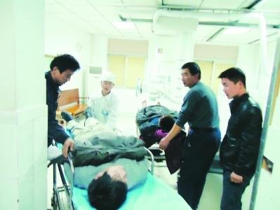 行人正围观翻车事故遭另一客车冲撞致1死9伤