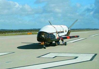 美军太空飞机X-37B绕地球飞行7个月返回地面