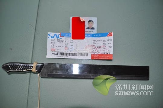 2月1日,深圳宝安国际机场安检人员在一名男性旅客身上查获一把西瓜刀,及其本人身份证和机票。