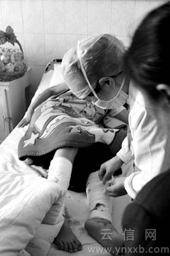 何彦花除了耳膜受伤之外，双腿也在爆炸中受伤。