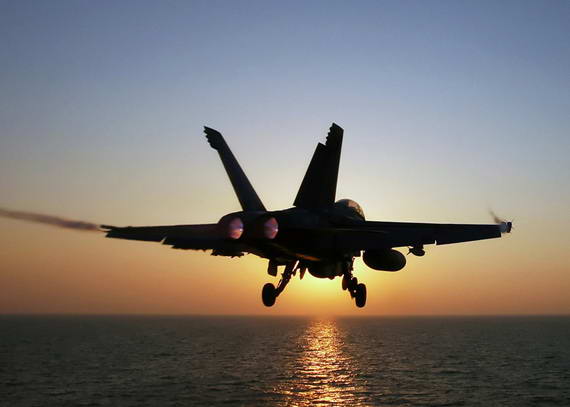 资料图：美国海军F/A-18F战机海洋上空飞行