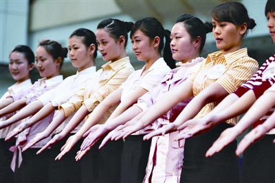 参赛选手做出各种规定动作，比赛形象、气质、亲和力等。记者梁超 摄 