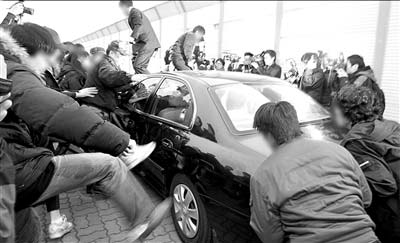 27日,失踪士兵的家属围攻崔元日的轿车。 图/东方IC