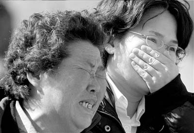 28日,沉没警戒舰上船员的家属悲痛不已。 图/人民图片