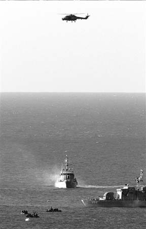 28日,韩国海军船只在“天安”号沉没海域搜寻。 新华社/路透