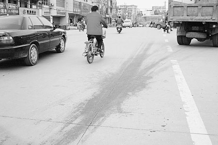 事故现场还留有一摊血迹。