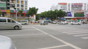 货柜车撞伤母子后拖婴儿车逃逸孩子下落不明