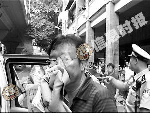 豪华车追尾后撞伤外籍女子 逃跑时与公交车相撞