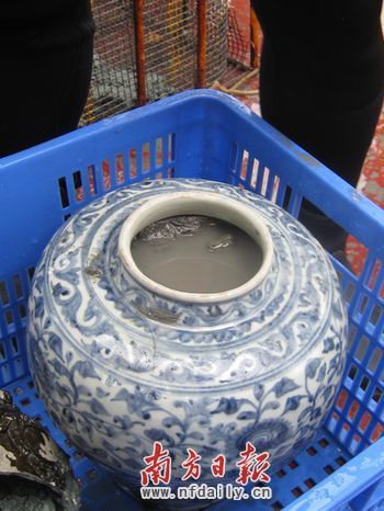 昨天(10日)打捞出水的青花大罐。