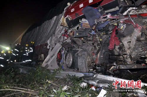 沪杭高速发生严重车祸 大客车内31人被困两人死亡(组图)