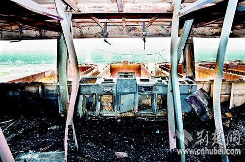 武汉千吨级在造货轮装修时蹊跷起火 烧成空壳(组图)