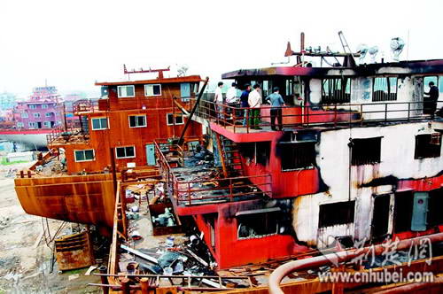 武汉千吨级在造货轮装修时蹊跷起火 烧成空壳(组图)