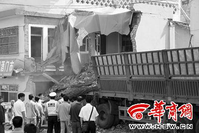 卡车撞塌小楼两人亡 老太深夜散步刚出屋家被毁(图)