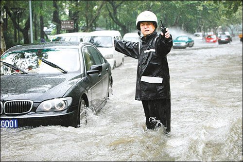 雨天行车多留神 3大险情正确处理莫慌张