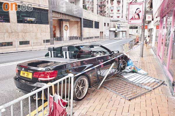 霍启人的跑车撞到人行道围栏