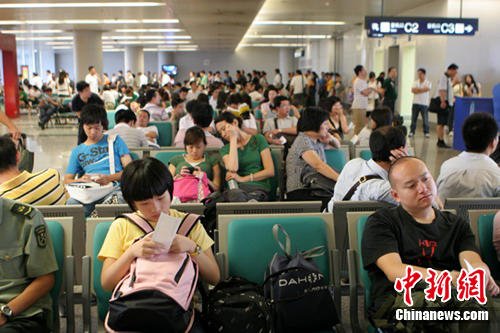 成都双流机场遇罕见夏季大雾袭击 机场关闭4小时