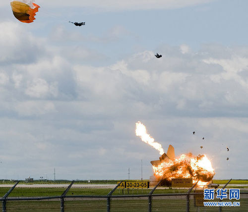 加拿大一架F-18战斗机在航空展预演时坠落