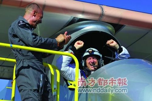 世界最大太阳能飞机