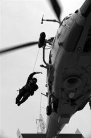 6月,正在亚丁湾、索马里海域执行第209批护航任务的海军第五批护航编队组织进行训练