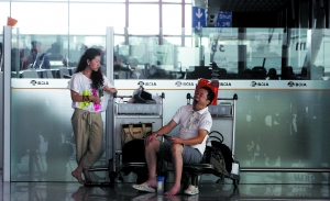 在候机大厅苦等的乘客哈欠连天。晨报记者 蔡代征/摄