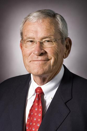 这是2009年7月9日在美国底特律的通用汽车公司总部拍摄的爱德华·惠特克的资料照片。新华社/路透[资料图片]