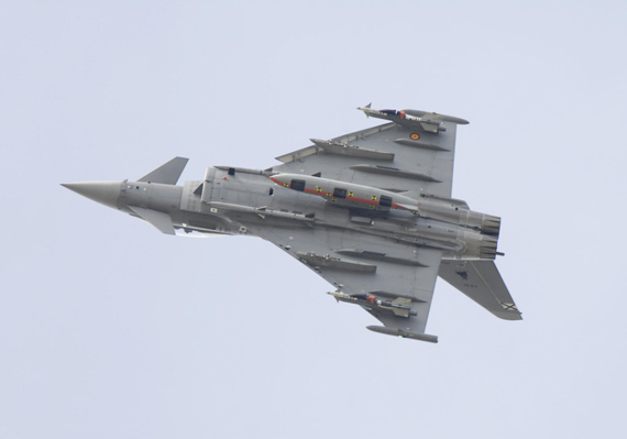 资料图：西班牙空军列装的台风战机正在进行特技飞行