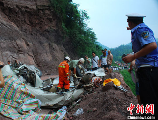 四川洪雅一辆中巴车坠下悬崖造成15人死亡(图)