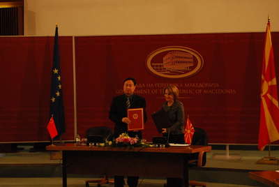 崔大使与阿里菲副总理交换捐赠校车文书src="/uploadfile/2011/2011112613220621.jpg"