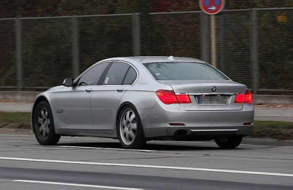 宝马7系纯电动版i轿车原型车谍照曝光