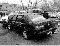 黑色轿车将十几米长的护栏撞毁后冲入对面车道。