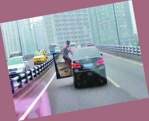 一男子高速车道玩杂技 身体3次悬挂车外